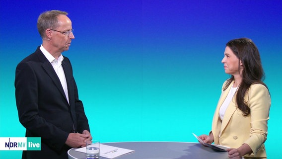 Der Bürgerbeauftragte für Mecklenburg-Vorpommern, Christian Frenzel, im Gespräch mit Eva-Maria Guhl. © Screenshot 