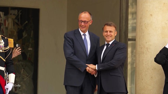 Friedrich Merz und Emmanuel Macron schütteln sich in Paris die Hände. © Screenshot 