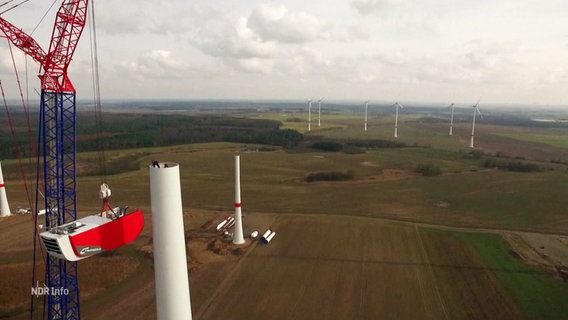 Eine im Bau befindliche Windkraftanlage. © Screenshot 