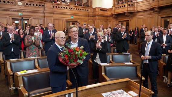 Der SPD-Fraktionsvorsitzende Dirk Kienscherf gratuliert dem wiedergewählten Hamburger Bürgermeister Peter Tschentscher. © Screenshot 