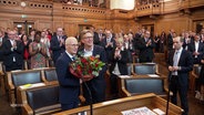Der SPD-Fraktionsvorsitzende Dirk Kienscherf gratuliert dem wiedergewählten Hamburger Bürgermeister Peter Tschentscher. © Screenshot 