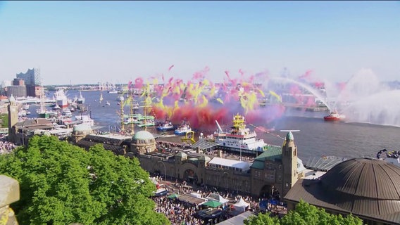 Farbexplosion beim Hamburger Hafengeburtstag. © Screenshot 