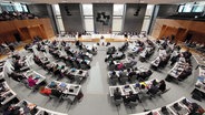 Politiker*innen sitzen im Niedersächsischen Landtag. © Screenshot 