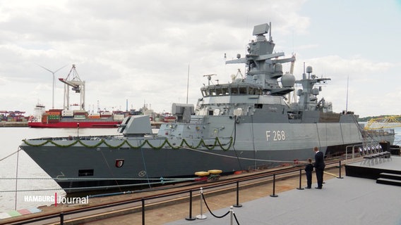 Die Korvette "Augsburg" im Hamburger Hafen. © Screenshot 