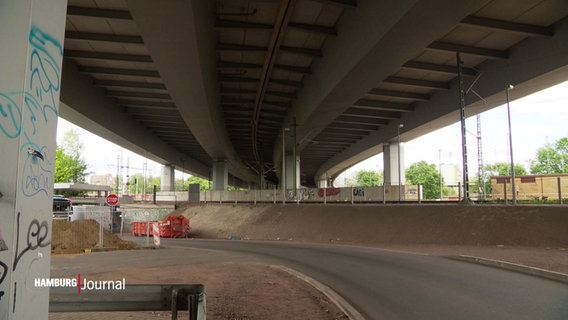 Eine Freifläche unter einer Autobahnbrücke. © Screenshot 