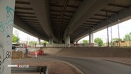 Eine Freifläche unter einer Autobahnbrücke. © Screenshot 
