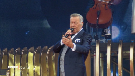 Roland Kaiser auf einer Bühne. © Screenshot 