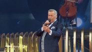 Roland Kaiser auf einer Bühne. © Screenshot 