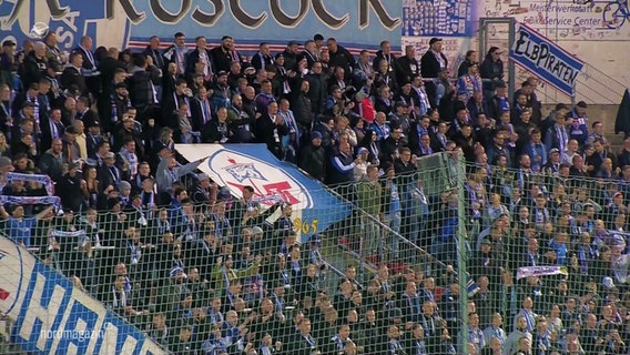 Hansa-Fans stehen auf einer Tribüne. © Screenshot 
