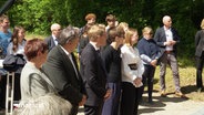 Ministerpräsident Daniel Günther bei einer Gedenkveranstaltung in Ahrensbök. © Screenshot 