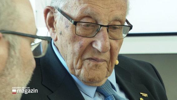 Holocaust-Überlebender Manfred Goldberg als Zeitzeuge bei einer Gedenkveranstaltung in einer Schule. © Screenshot 