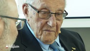 Holocaust-Überlebender Manfred Goldberg als Zeitzeuge bei einer Gedenkveranstaltung in einer Schule. © Screenshot 