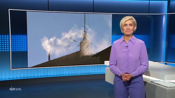 Susanne Stichler moderiert NDR Info um 21:45 Uhr. © Screenshot 