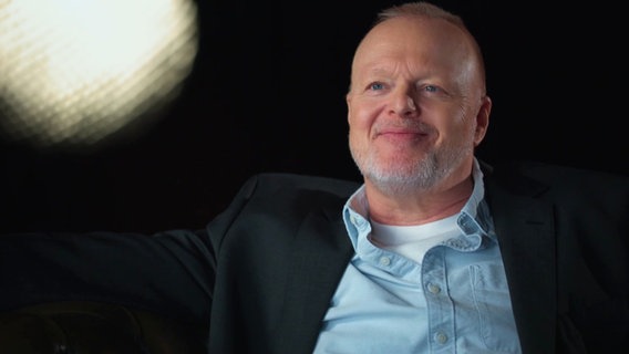 Stefan Raab blickt in der Doku "Stefan Raab und der ESC: Chefsache Abor & Tynna" auf seine persönlichen ESC-Highlights zurück. © Screenshot 