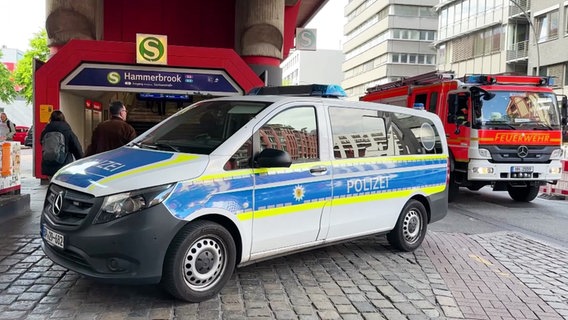Ein Einsatzfahrzeug der Polizei steht vor den Treppen des Eingangs zum S-Bahnhof Hammerbrook. © TVNK 