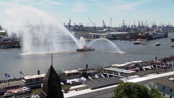Ein Feuerlöschboot beim Hamburger Hafengeburtstag 2025. © Screenshot 