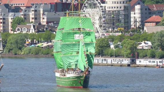 Die Alexander von Humboldt II bei der Einlaufparade vom Hamburger Hafengeburtstag 2025. © Screenshot 