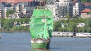 Die Alexander von Humboldt II bei der Einlaufparade vom Hamburger Hafengeburtstag 2025. © Screenshot 