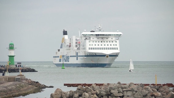 Eine Fähre fährt in Warnemünde ein. (Themenbild) © Screenshot 