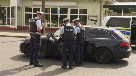 Polizeibeamte führen eine Kontrolle durch. © Screenshot 