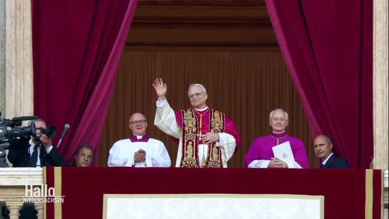 Papst Leo XIV. winkt von einem Balkon. © Screenshot 