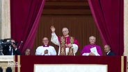 Papst Leo XIV. winkt von einem Balkon. © Screenshot 