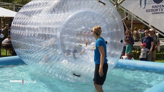 Eine großes Spielgerät aus Kunststoff in einem Wasserbecken. © Screenshot 