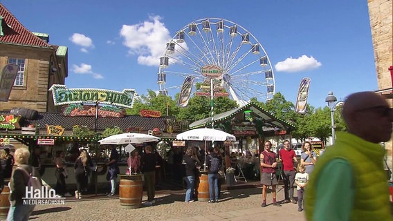 Menschen bummeln bei Sonnenschein über ein Stadtfest © Screenshot 