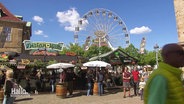 Menschen bummeln bei Sonnenschein über ein Stadtfest © Screenshot 