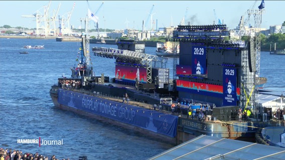 Ein schwimmende Bühne in Hamburg auf der Elbe. © Screenshot 