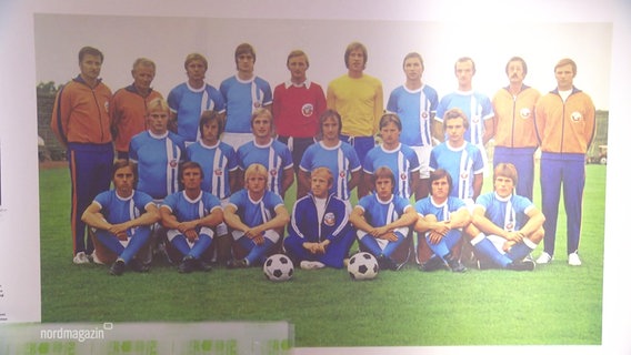 Ein altes Mansschaftsbild von Hansa Rostock hängt in einer Ausstellung. © Screenshot 