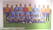 Ein altes Mansschaftsbild von Hansa Rostock hängt in einer Ausstellung. © Screenshot 