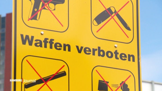 Ein Schild mit Aufschrift: "Waffen verboten". © Screenshot 