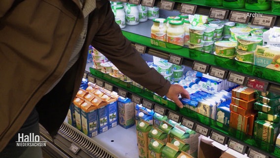 Molkereiprodukte stehen in einem Kühlregal. © Screenshot 