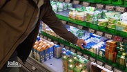 Molkereiprodukte stehen in einem Kühlregal. © Screenshot 