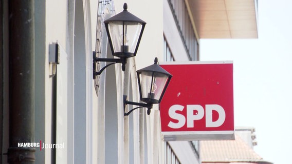 Ein Schild mit der Aufschrift "SPD" an einem Haus. © Screenshot 