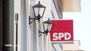 Ein Schild mit der Aufschrift "SPD" an einem Haus. © Screenshot 