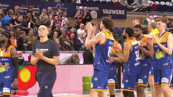 Spieler der Rostock Seawolves bedanken sich bei ihren Fans. © Screenshot 