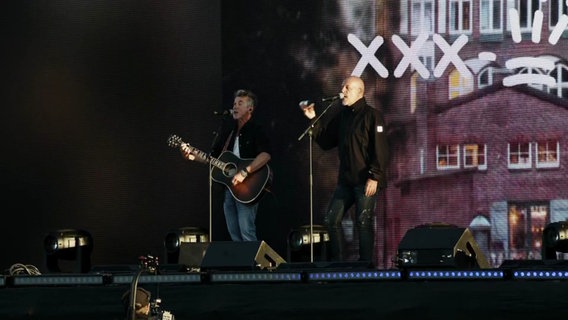 Lotto King Karl bei "Elbe in Concert" beim Hamburger Hafengeburtstag 2025. © Screenshot 