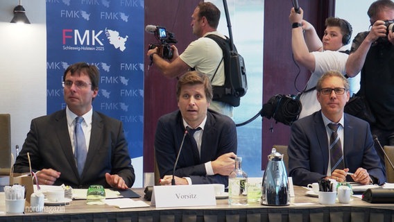 Politiker sitzen an einem Tisch. © Screenshot 