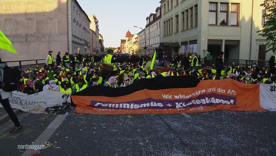 Protestierende haben eine Straße blockiert. © Screenshot 