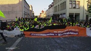 Protestierende haben eine Straße blockiert. © Screenshot 