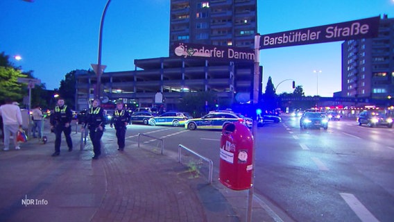 Einsatzkräfte der Polizei sichern einen Tatort. © Screenshot 