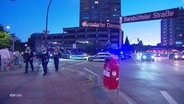 Einsatzkräfte der Polizei sichern einen Tatort. © Screenshot 