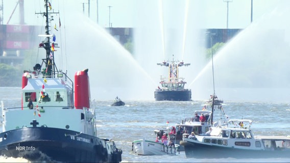 Schiffe und Schlepper fahren auf der Elbe. © Screenshot 