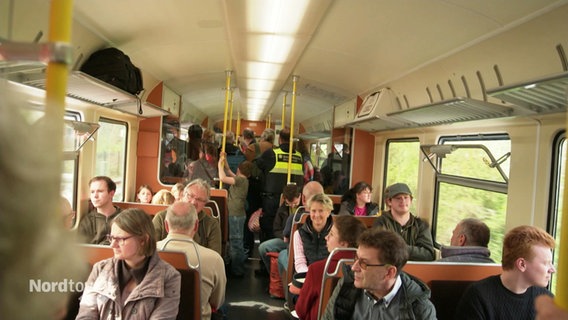 Der Innenraum der historischen S-Bahn gefüllt mit Passagieren. © Screenshot 