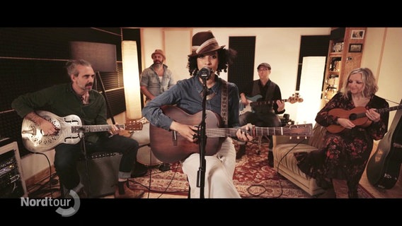 Die Sängerin Tokunbo mit ihrer Band. © Screenshot 