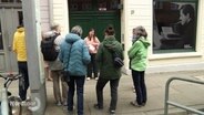 Historikerin Stella Barsch bei einer Stadtführung mit sechs Personen. © Screenshot 
