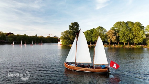 Ein Segelboot auf der Alster. © Screenshot 