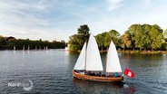 Ein Segelboot auf der Alster. © Screenshot 